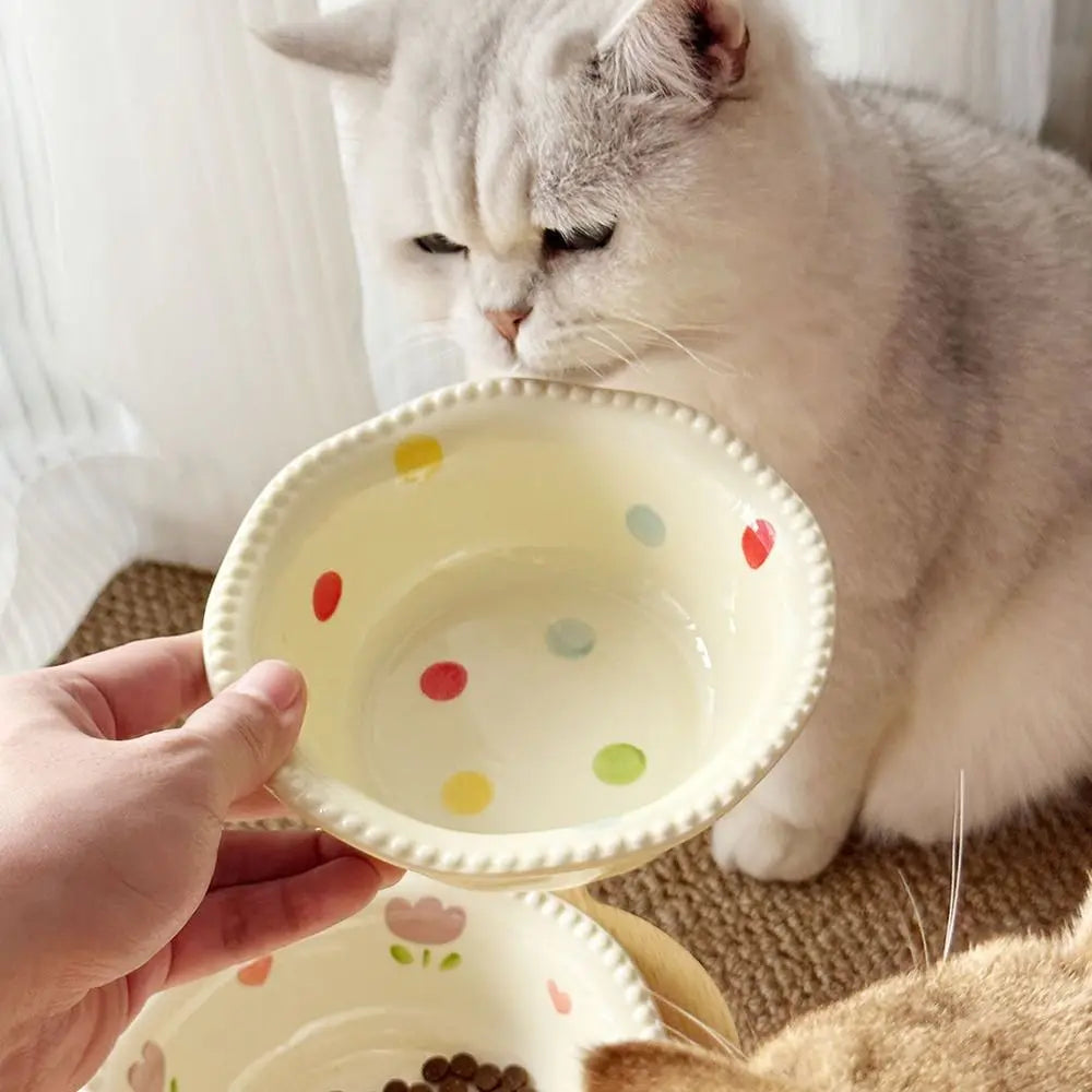 Anti Vomiting Ceramic Cat Bowl 15 Degree Inclined Anti Slip Cat Feeding Station Flower Shaped with Wooden Stand